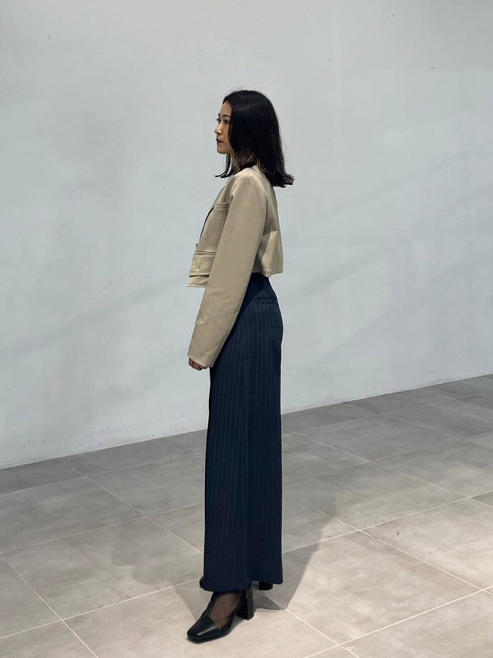 その他のスラックス、ベージュ系のテーラードジャケット、グレー系のTシャツ/カットソーを着用したレディースの秋コーディネートの2枚目の写真