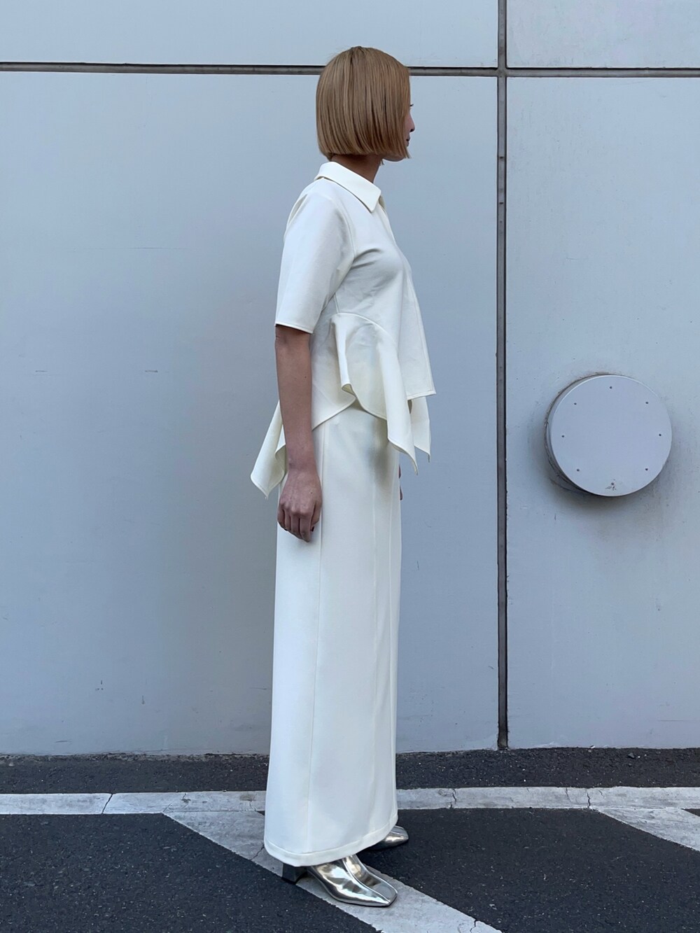 ベージュ系のTシャツ/カットソー、ホワイト系のスカートを着用したレディースの春コーディネートの4枚目の写真