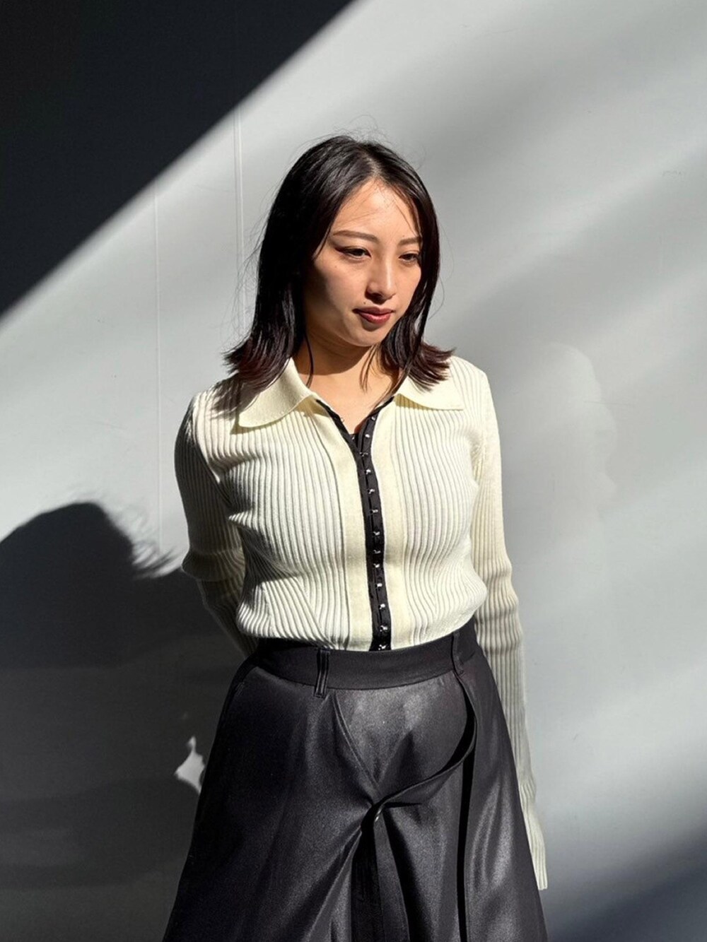 「UNITED TOKYOのフックデザインカーデトップス（ニット/セーター、ホワイト系）」を使った、UNITED TOKYO STAFFさん（レディース・161cm）の秋コーディネートの4枚目の写真