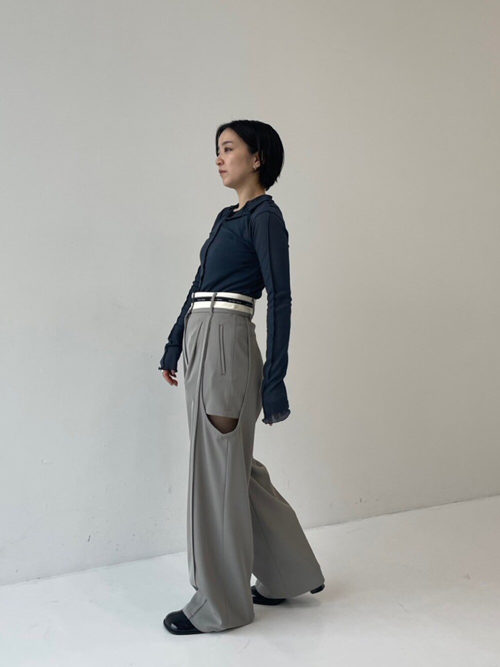 「UNITED TOKYOのフロントボタンシアーカットソー（Tシャツ/カットソー、グレー系）」を使った、UNITED TOKYO STAFFさん（レディース・150cm）の秋コーディネートの2枚目の写真