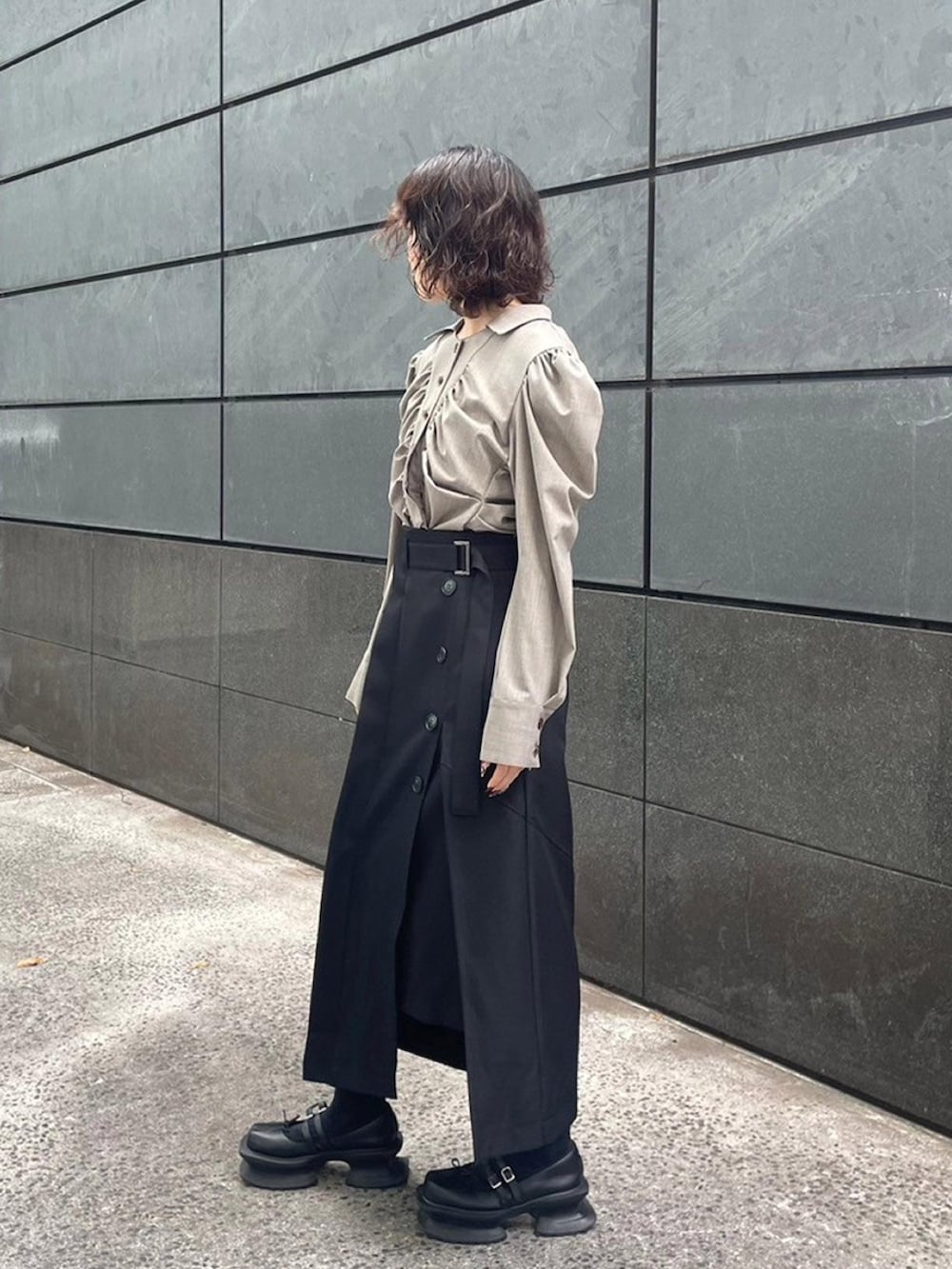 ベージュ系のシャツ/ブラウス、ブラック系のスカートを着用したレディースの秋コーディネートの2枚目の写真