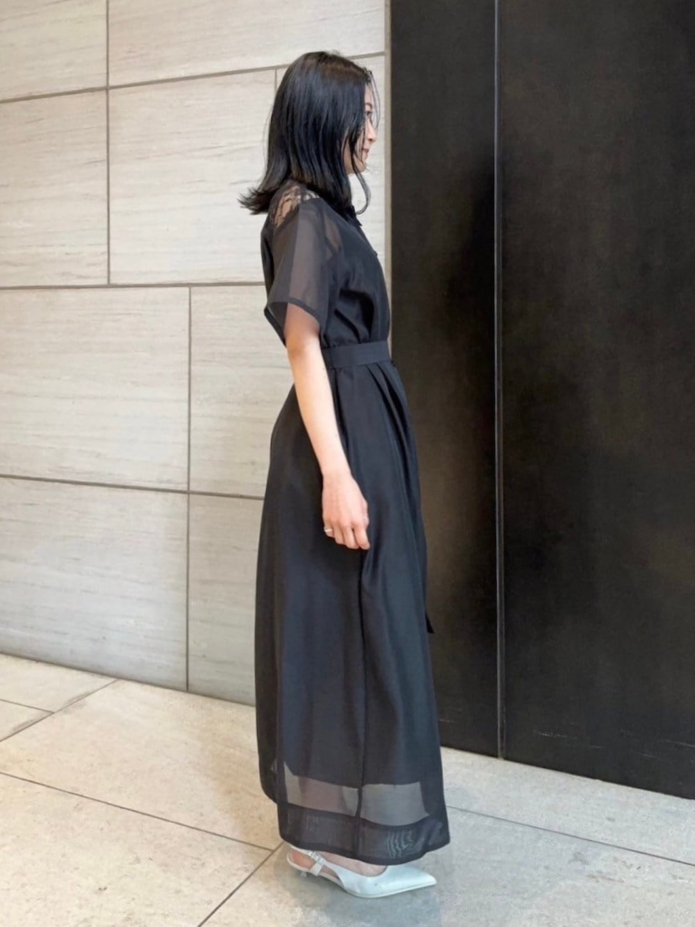 ブラック系のシャツワンピースを着用したレディースの春コーディネートの4枚目の写真