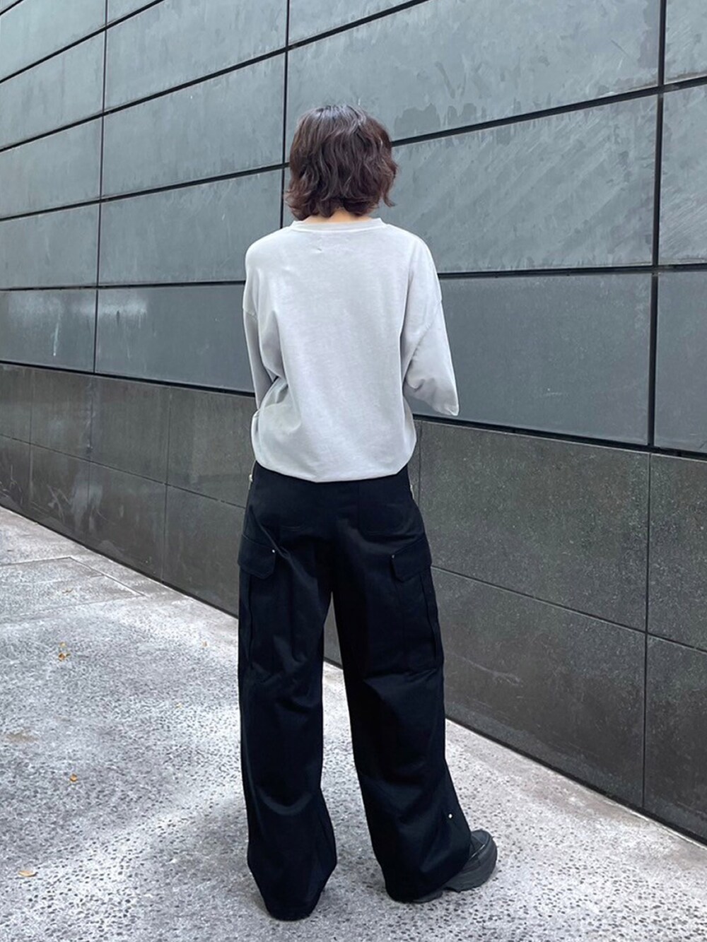 グレー系のTシャツ/カットソー、ブラック系のカーゴパンツを着用したレディースの夏コーディネートの3枚目の写真