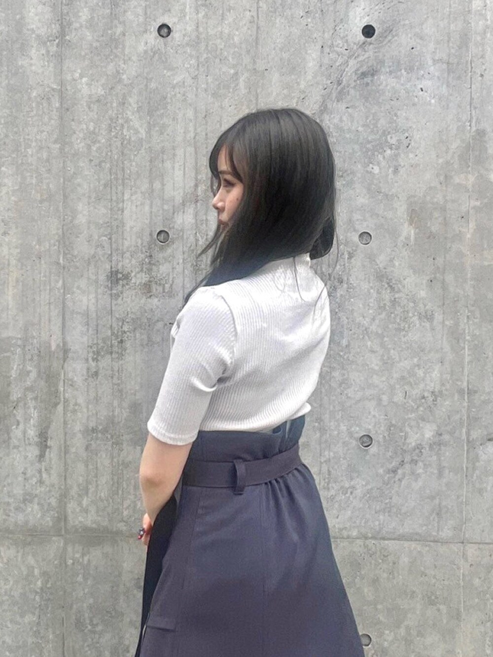 ホワイト系のTシャツ/カットソー、ブラック系のスカートを着用したレディースの春コーディネートの6枚目の写真