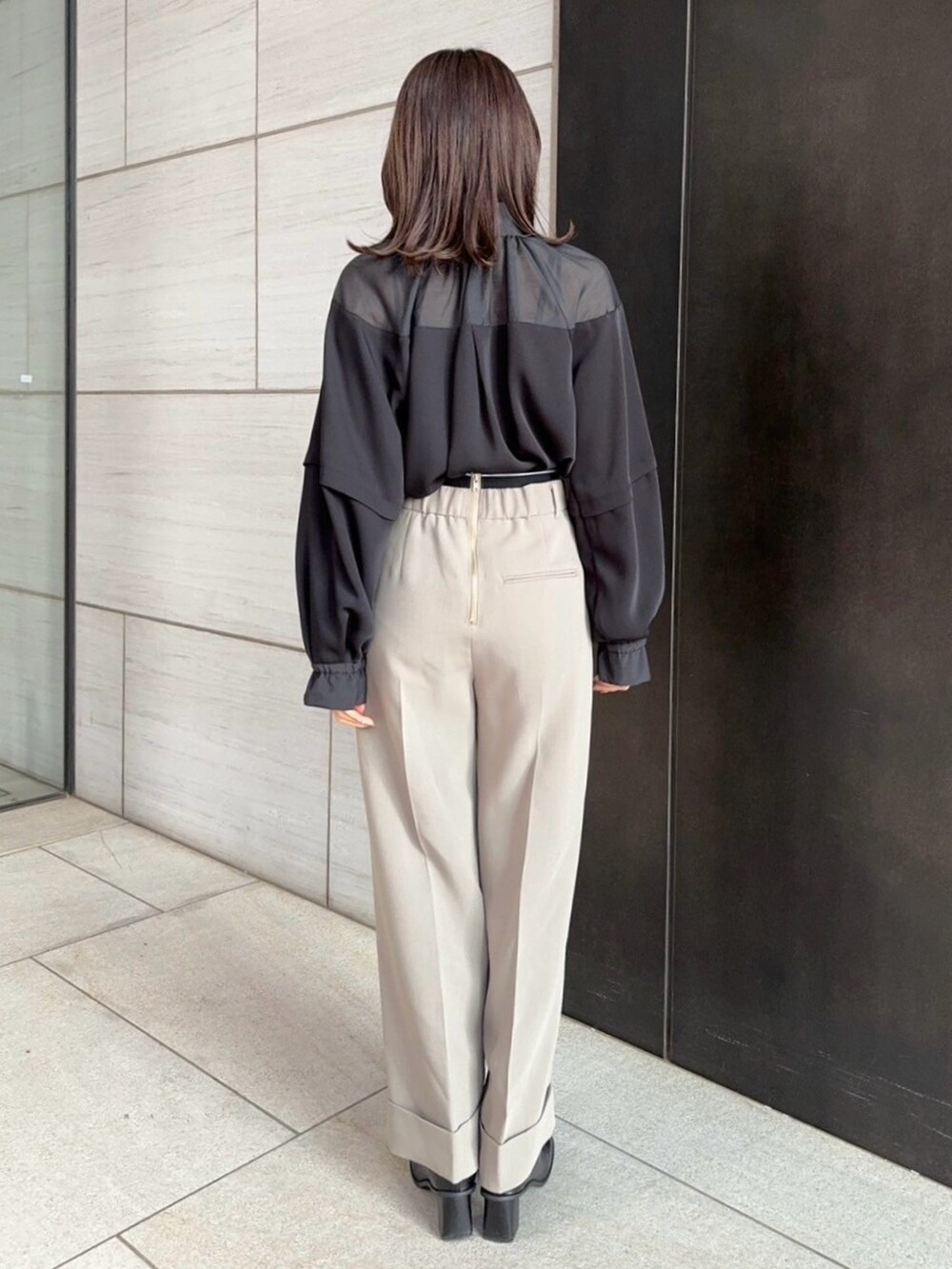 ブラック系のシャツ/ブラウス、ベージュ系のその他パンツを着用したレディースの春コーディネートの3枚目の写真