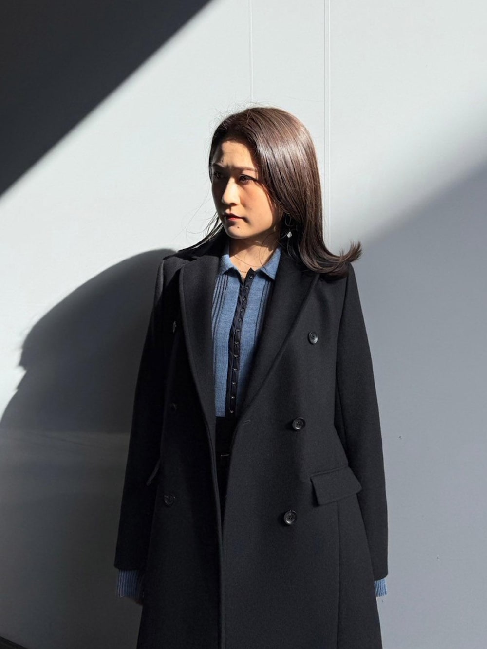 「UNITED TOKYOのネオカシミヤ混レイルボクシーコート（チェスターコート、ブラック系）」を使った、UNITED TOKYO STAFFさん（レディース・158cm）の秋コーディネートの4枚目の写真