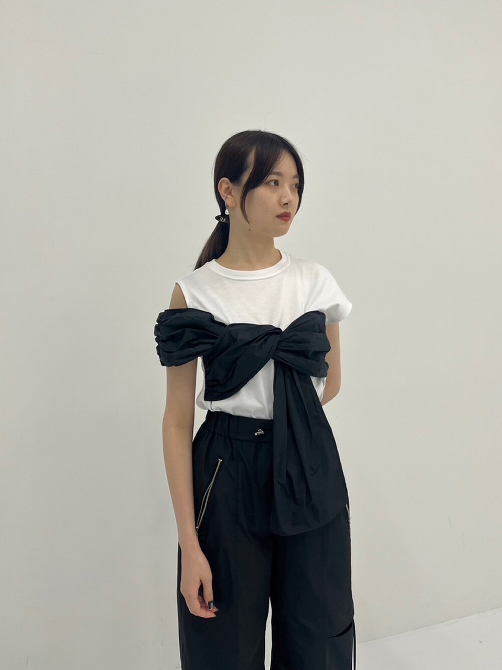 ホワイト系のTシャツ/カットソー、ブラック系のその他パンツを着用したレディースの夏コーディネートの2枚目の写真