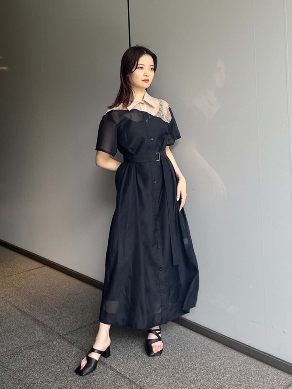 ブルー系のシャツワンピースを着用したレディースの夏コーディネートの2枚目の写真