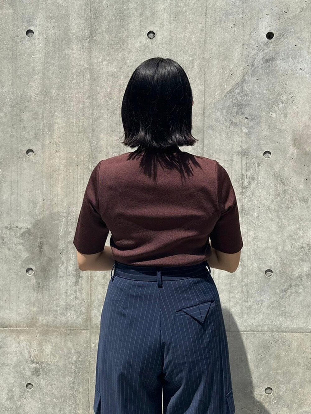 ブルー系のカーゴパンツを着用したレディースの春コーディネートの6枚目の写真