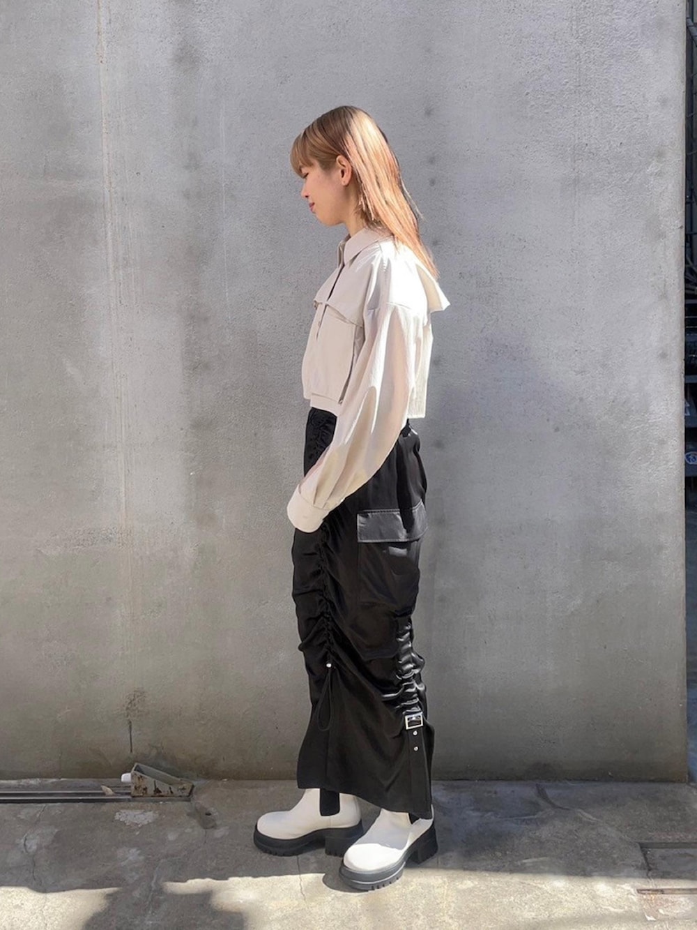 ベージュ系のシャツ/ブラウス、ブラック系のスカートを着用したレディースの春コーディネートの2枚目の写真