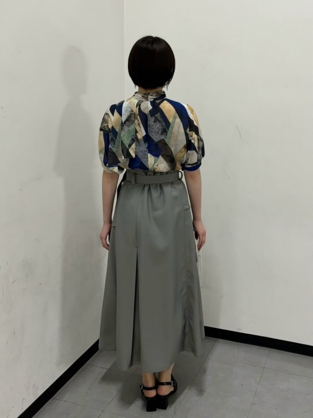 ブルー系のシャツ/ブラウス、グレー系のスカートを着用したレディースの春コーディネートの3枚目の写真