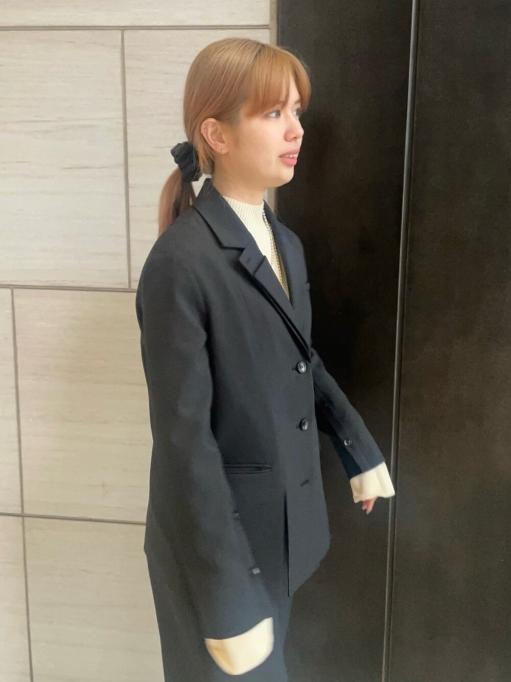 ブラック系のテーラードジャケット、ブラック系のその他パンツを着用したレディースの春コーディネートの7枚目の写真