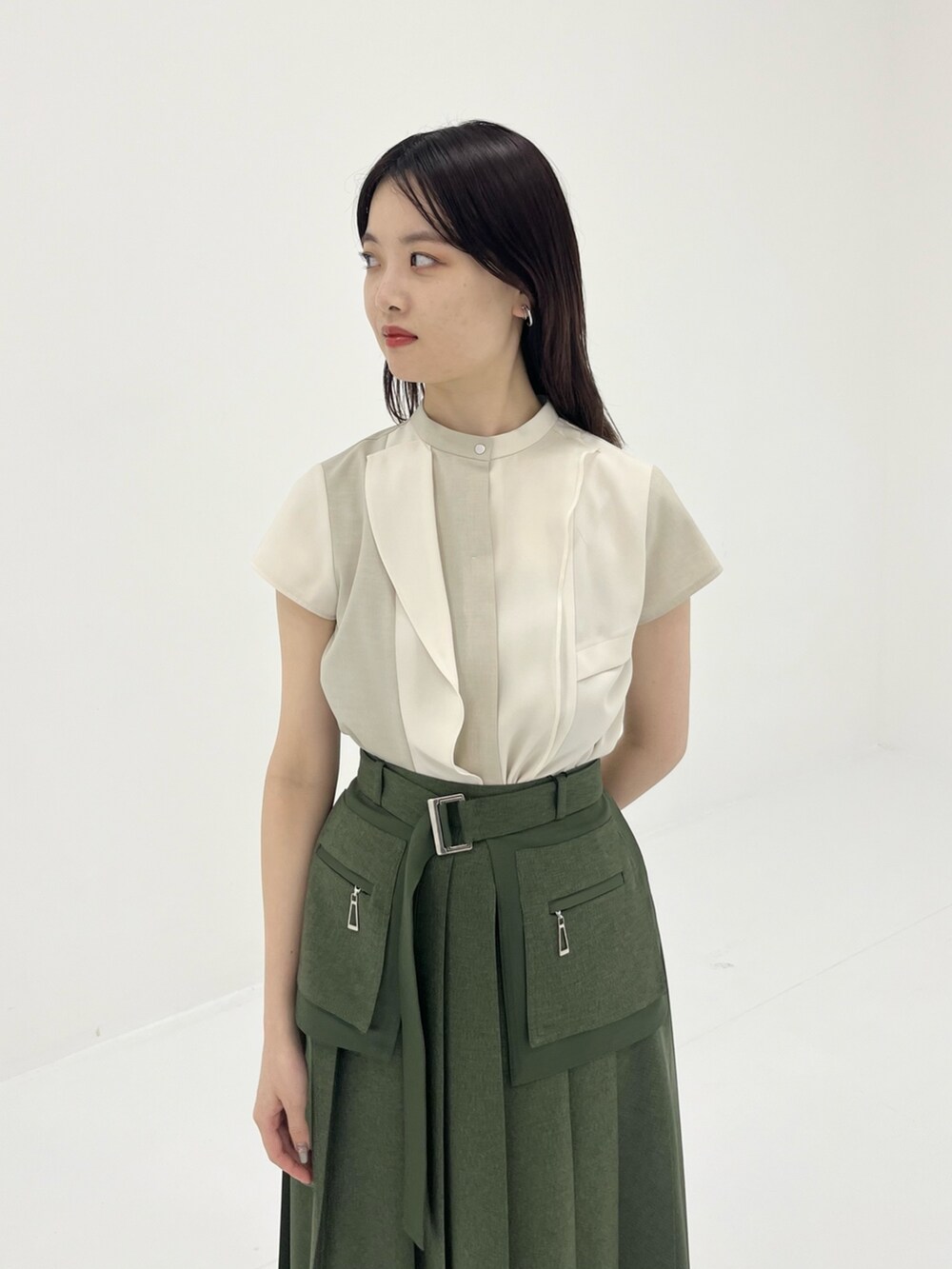 ベージュ系のシャツ/ブラウス、グリーン系のスカートを着用したレディースの夏コーディネートの3枚目の写真