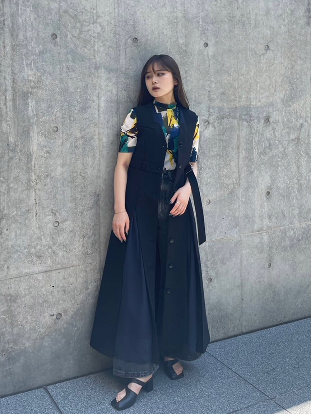 ブルー系のTシャツ/カットソー、ブラック系のワンピース、ブラック系のデニムパンツを着用したレディースの夏コーディネートの2枚目の写真