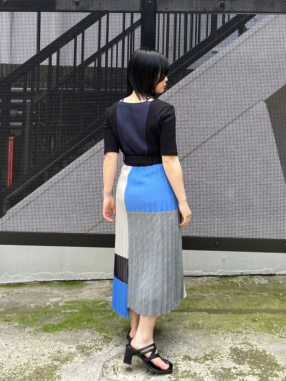 ブラック系のTシャツ/カットソー、ブルー系のスカートを着用したレディースの春コーディネートの4枚目の写真