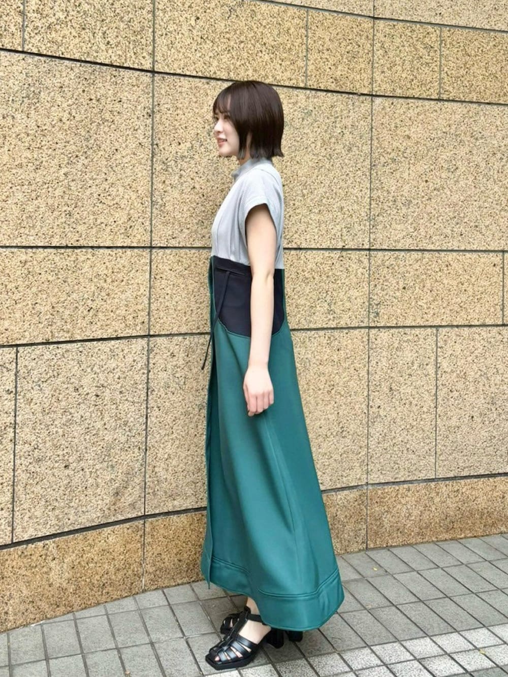 グリーン系のワンピースを着用したレディースの春コーディネートの2枚目の写真