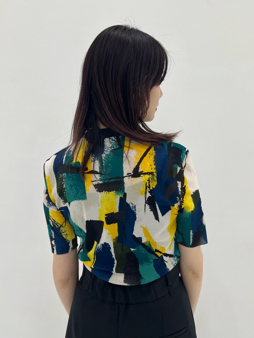 ブルー系のTシャツ/カットソー、ブラック系のその他パンツを着用したレディースの春コーディネートの6枚目の写真