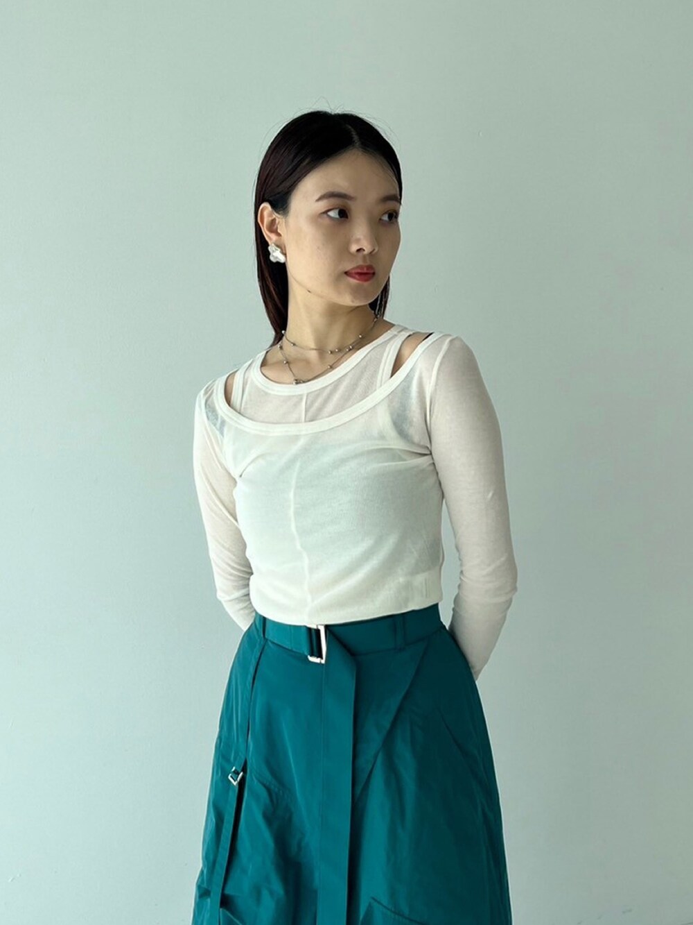 ホワイト系のTシャツ/カットソー、グリーン系のスカートを着用したレディースの秋コーディネートの3枚目の写真