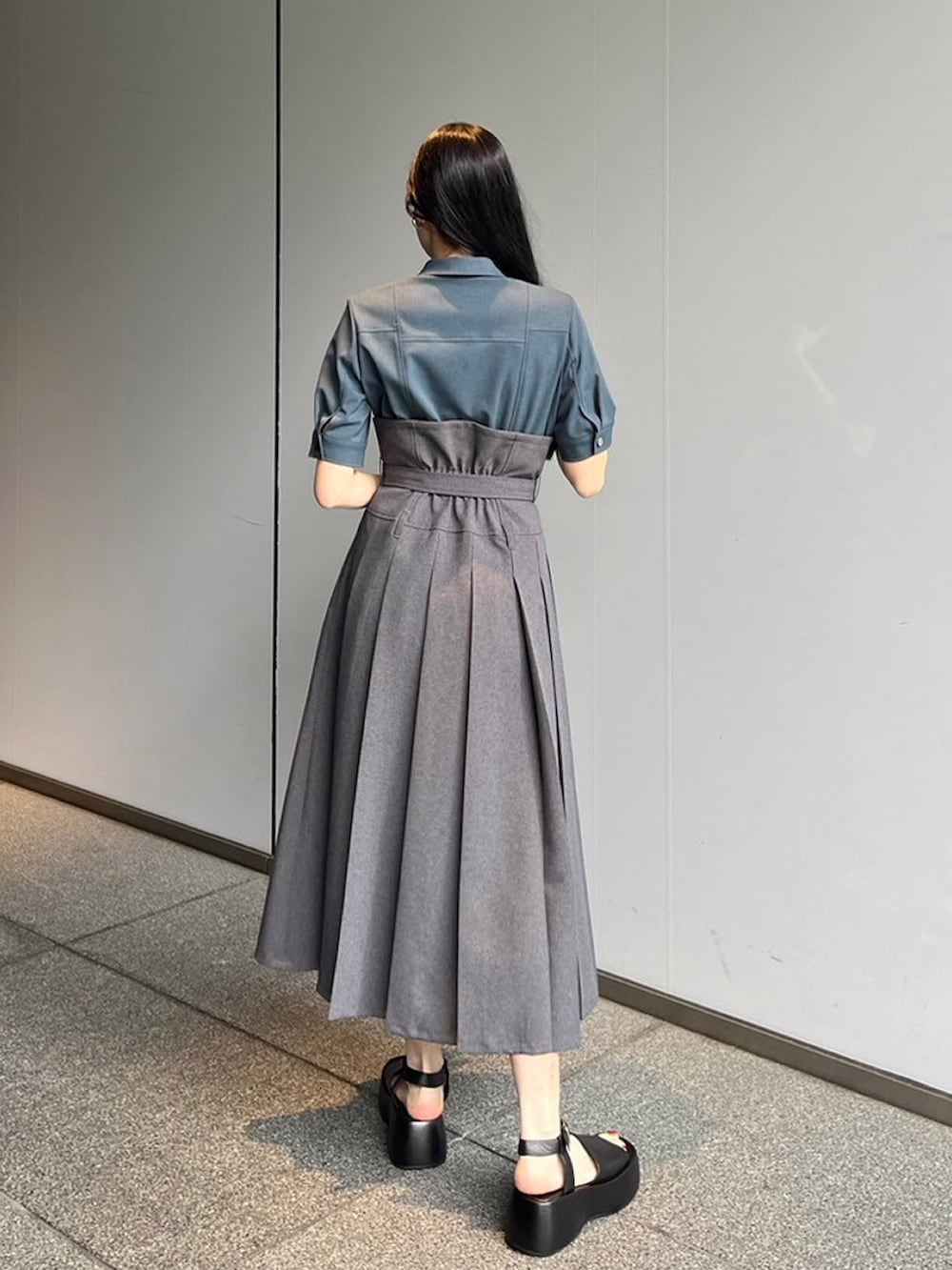 グリーン系のワンピースを着用したレディースの夏コーディネートの3枚目の写真