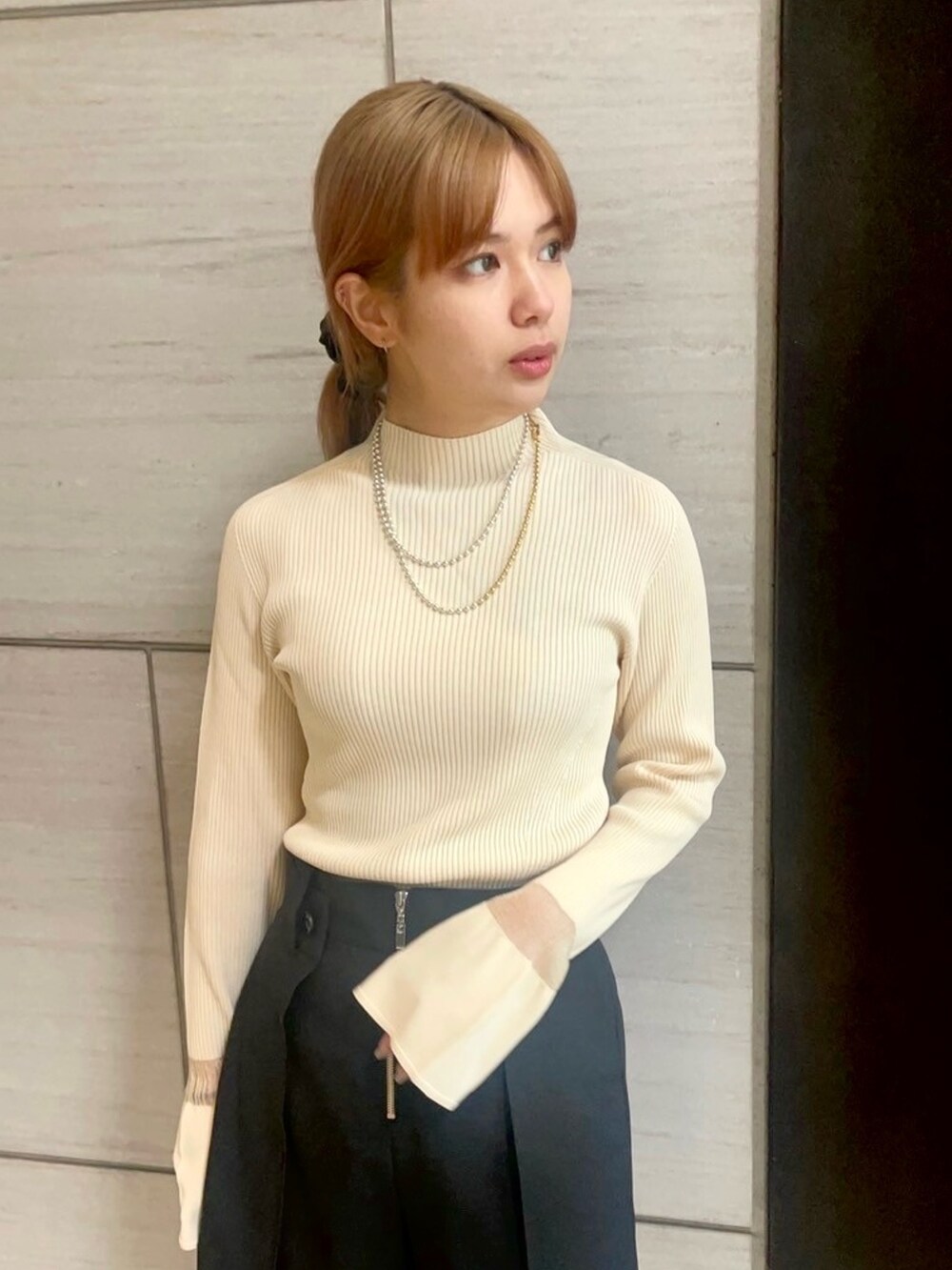 ブラック系のその他パンツ、ベージュ系のニット/セーターを着用したレディースの春コーディネートの4枚目の写真