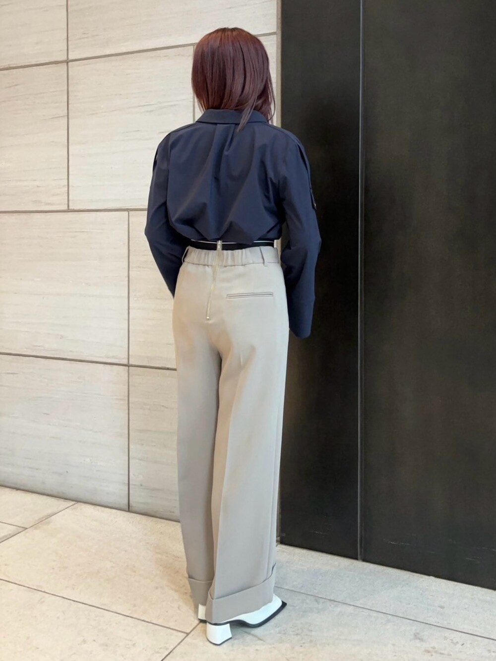 ベージュ系のその他パンツ、ブルー系のシャツ/ブラウスを着用したレディースの春コーディネートの3枚目の写真