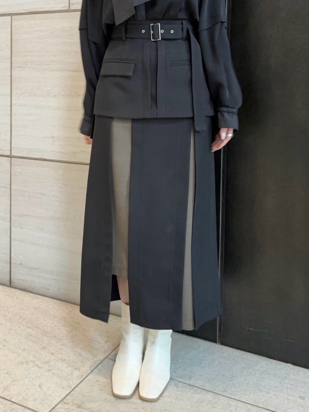 ブラック系のシャツ/ブラウス、ブラック系のスカートを着用したレディースの春コーディネートの7枚目の写真