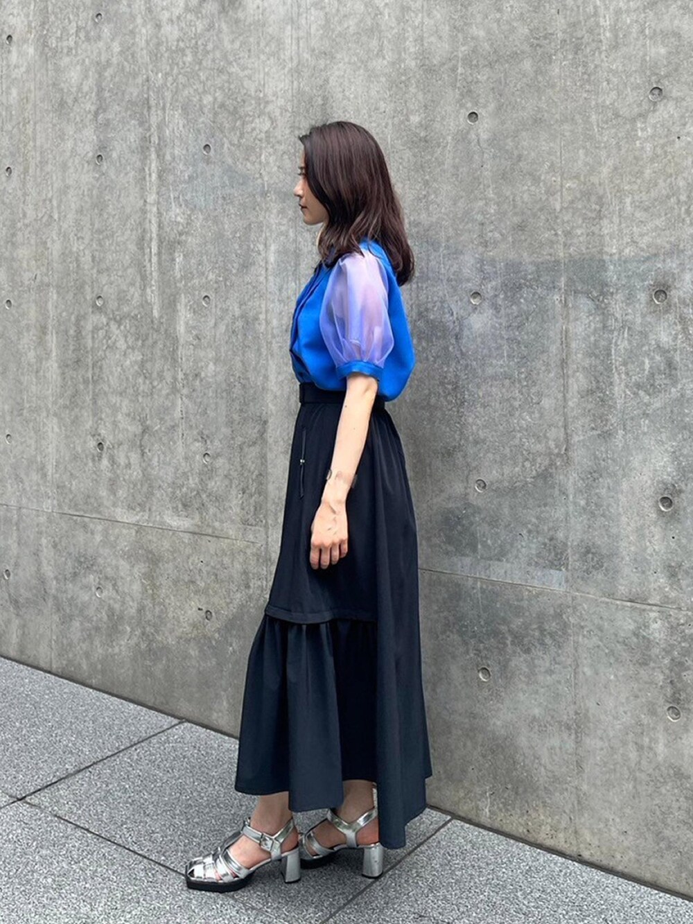 ブルー系のシャツ/ブラウス、ブラック系のスカートを着用したレディースの夏コーディネートの2枚目の写真