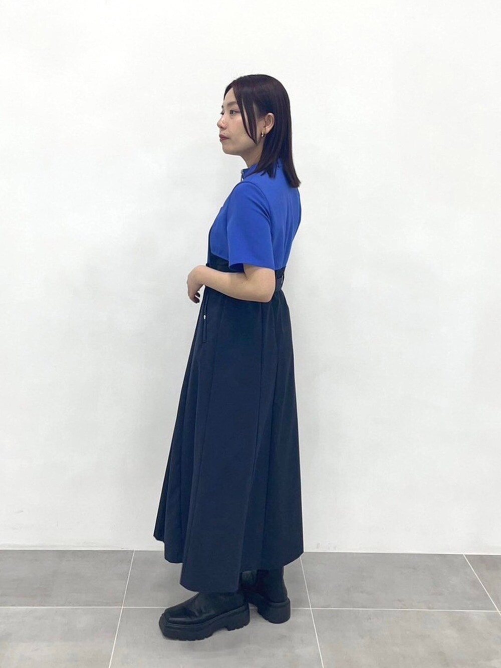 ブルー系のワンピースを着用したレディースの春コーディネートの2枚目の写真