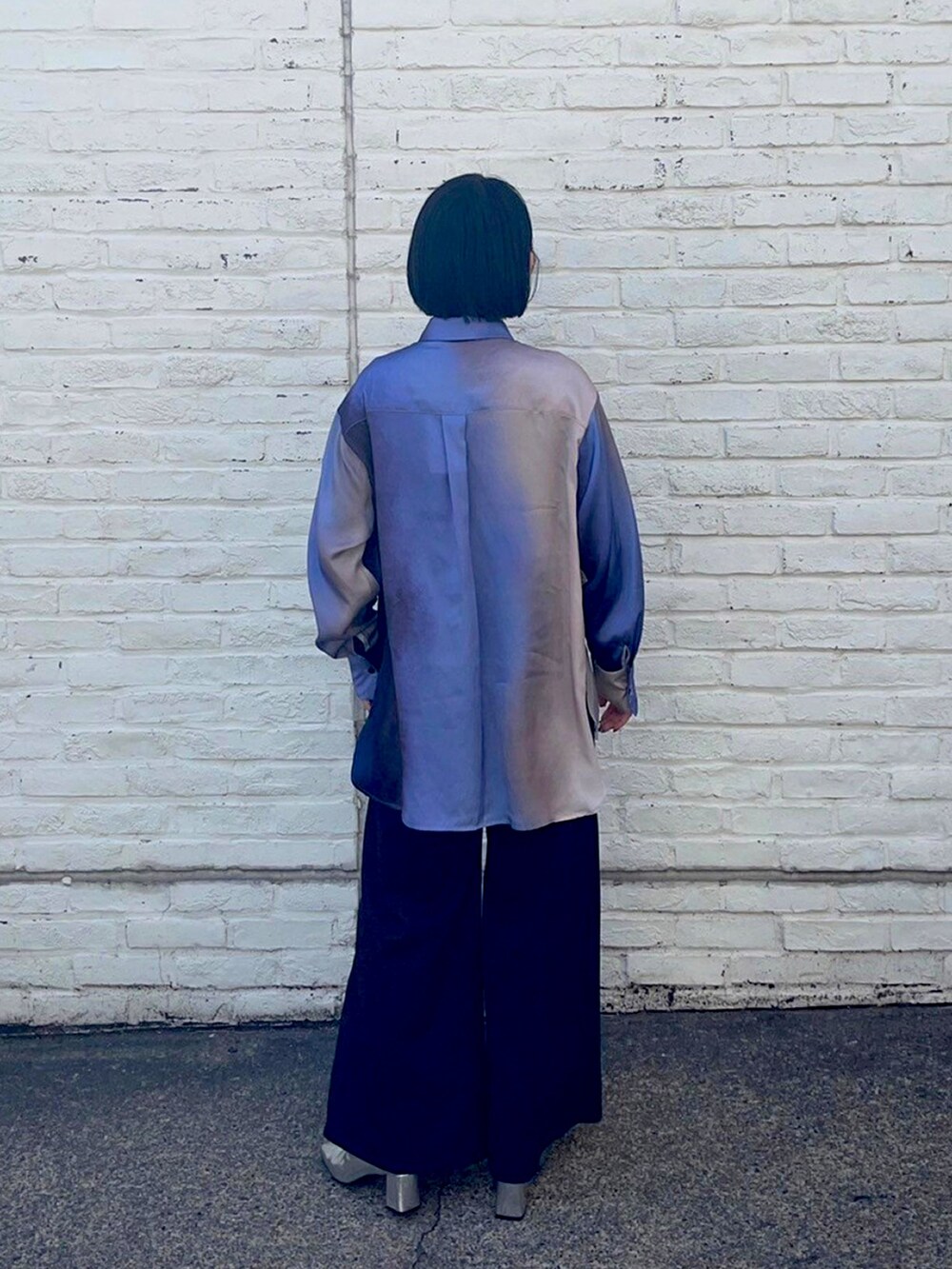 パープル系のシャツ/ブラウスを着用したレディースの春コーディネートの3枚目の写真