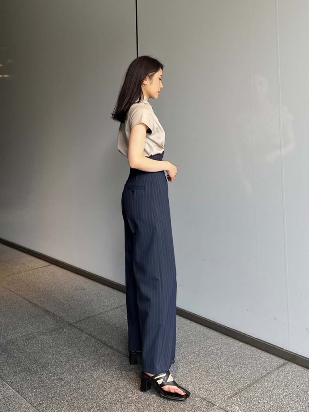 ベージュ系のTシャツ/カットソーを着用したレディースの夏コーディネートの2枚目の写真