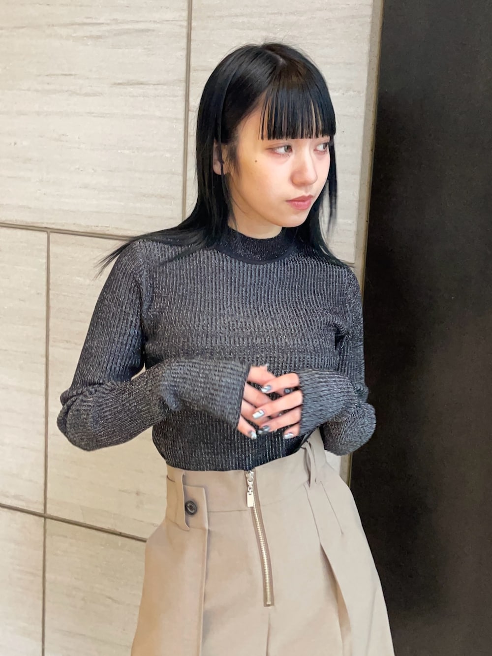 ブラック系のニット/セーター、ベージュ系のその他パンツを着用したレディースの春コーディネートの4枚目の写真