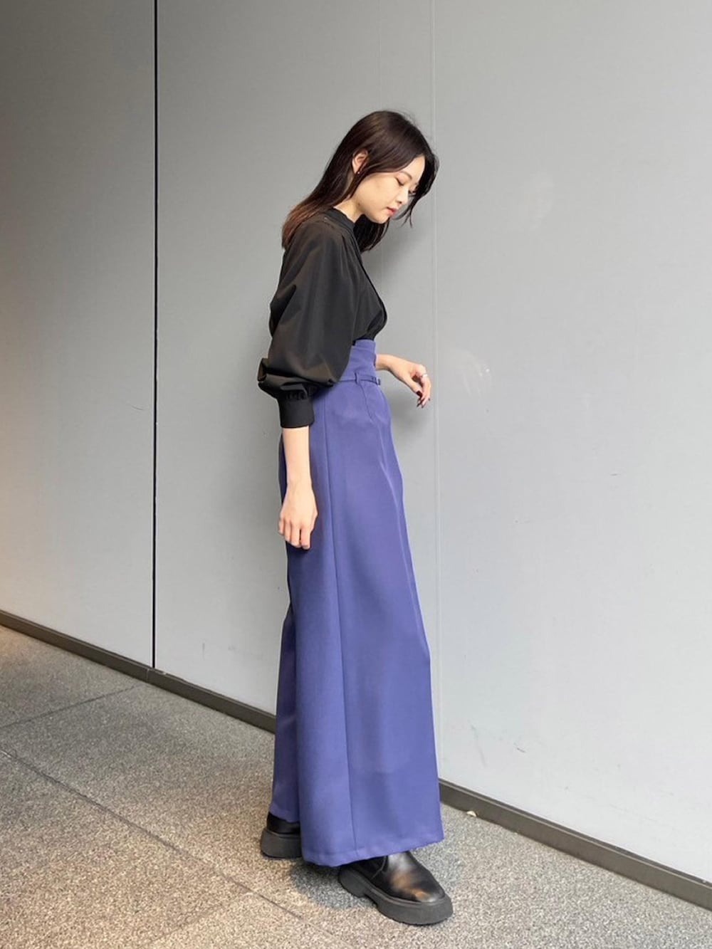 グレー系のシャツ/ブラウス、ブルー系のその他パンツを着用したレディースの秋コーディネートの3枚目の写真