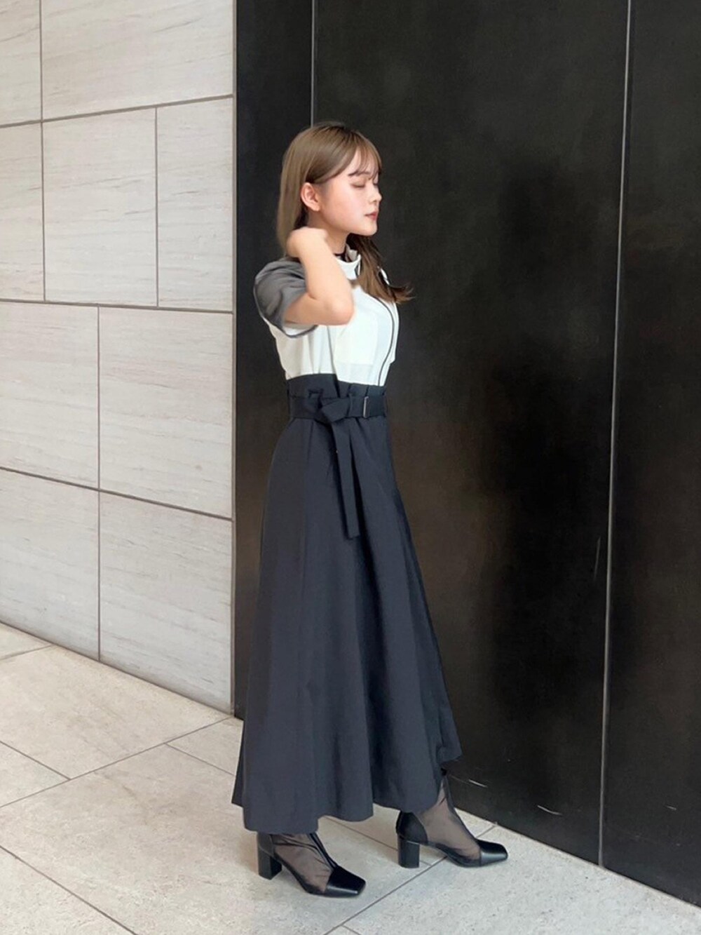 ホワイト系のワンピースを着用したレディースの春コーディネートの2枚目の写真