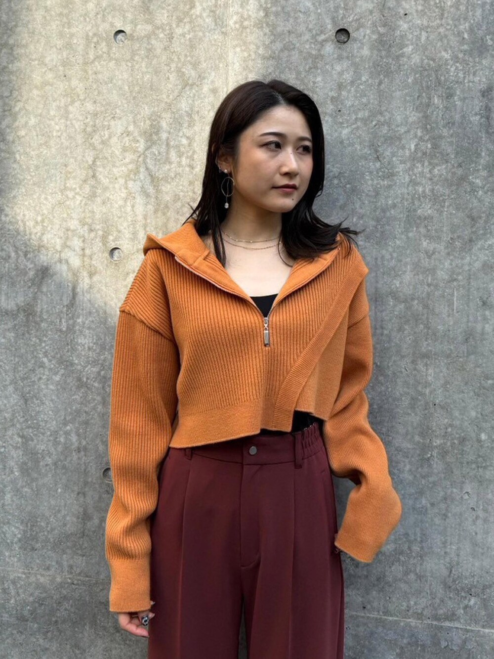 「UNITED TOKYOのルーズフォームニットフーディ-ウォッシャブル-（ニット/セーター、オレンジ系）」を使った、UNITED TOKYO STAFFさん（レディース・158cm）の秋コーディネートの4枚目の写真