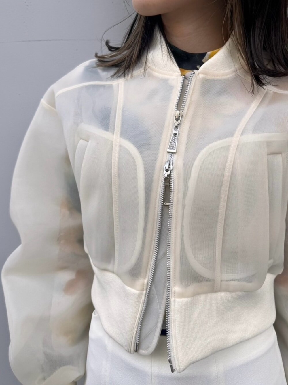 ベージュ系のブルゾンを着用したレディースの春コーディネートの9枚目の写真