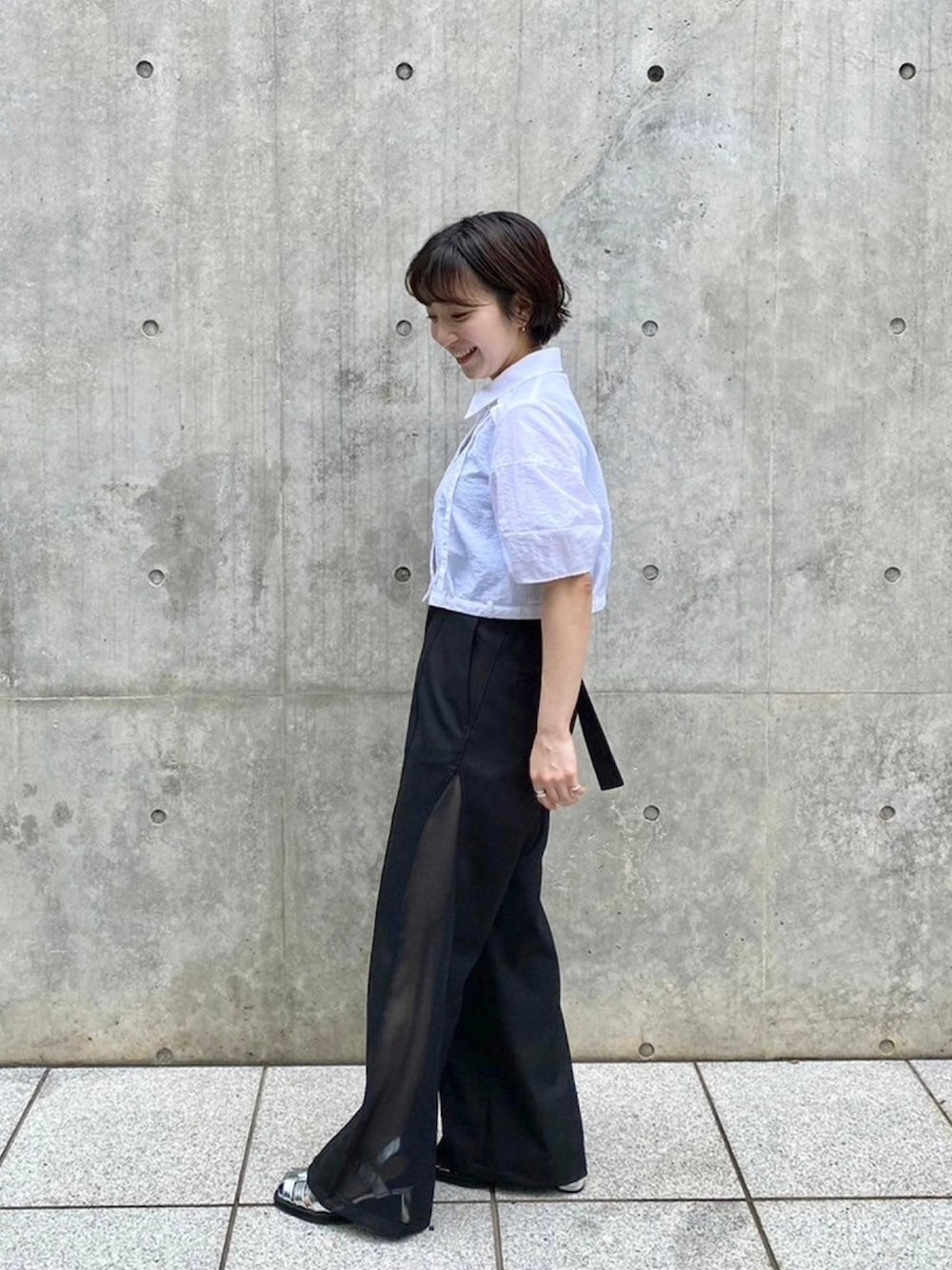 ホワイト系のシャツ/ブラウス、ブラック系のその他パンツを着用したレディースの春コーディネートの2枚目の写真