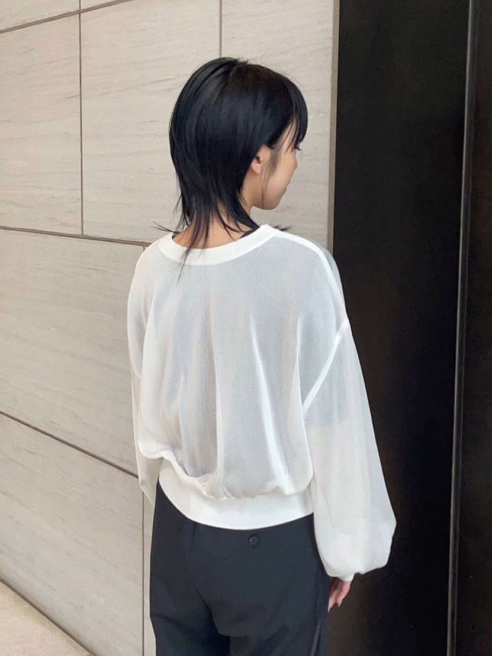 ホワイト系のカーディガン/ボレロを着用したレディースの春コーディネートの6枚目の写真