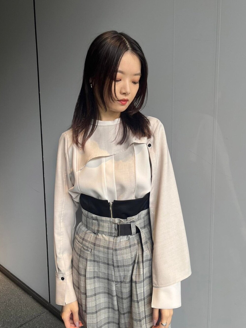 ベージュ系のシャツ/ブラウス、その他のその他パンツを着用したレディースの秋コーディネートの3枚目の写真