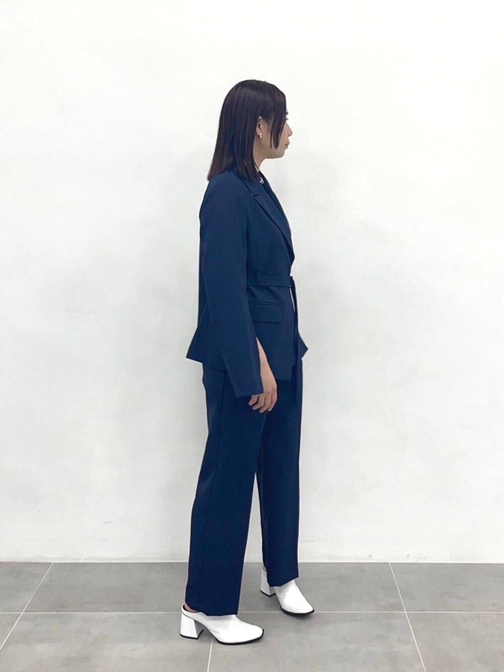 ブルー系のセットアップ、ブルー系のスラックスを着用したレディースの春コーディネートの4枚目の写真