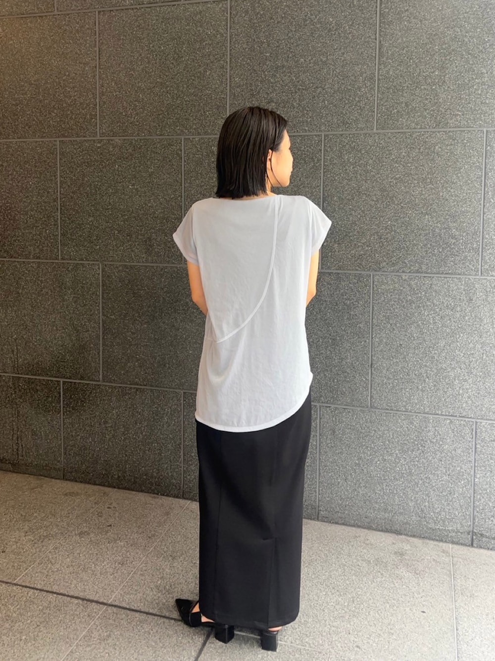 ブルー系のTシャツ/カットソー、ブラック系のスカートを着用したレディースの夏コーディネートの2枚目の写真