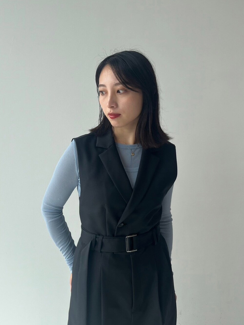 ブラック系のつなぎ/オールインワン、ブルー系のTシャツ/カットソーを着用したレディースの秋コーディネートの4枚目の写真