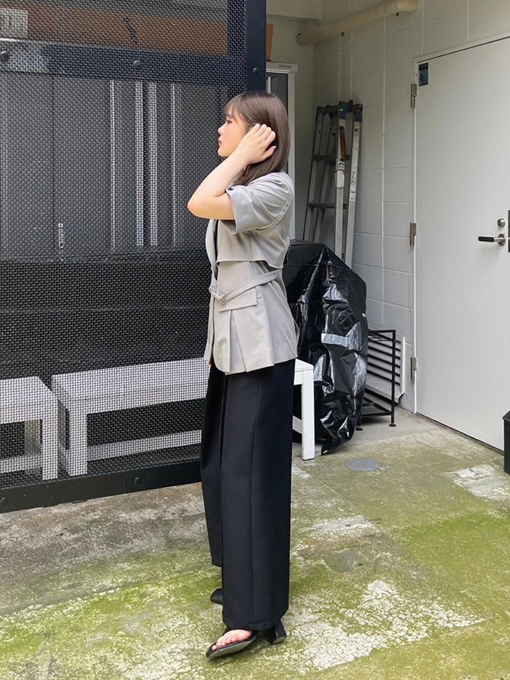 「きれいめカジュアル、オフィスカジュアル、オフィススタイル、ワイドパンツ、夏ファッション、オトナカジュアル」｜「UNITED TOKYOのハーフスリーブレイヤードジャケット（テーラードジャケット、グレー系）」を使った、UNITED TOKYO STAFFさん（レディース・157cm）の春コーディネートの2枚目の写真