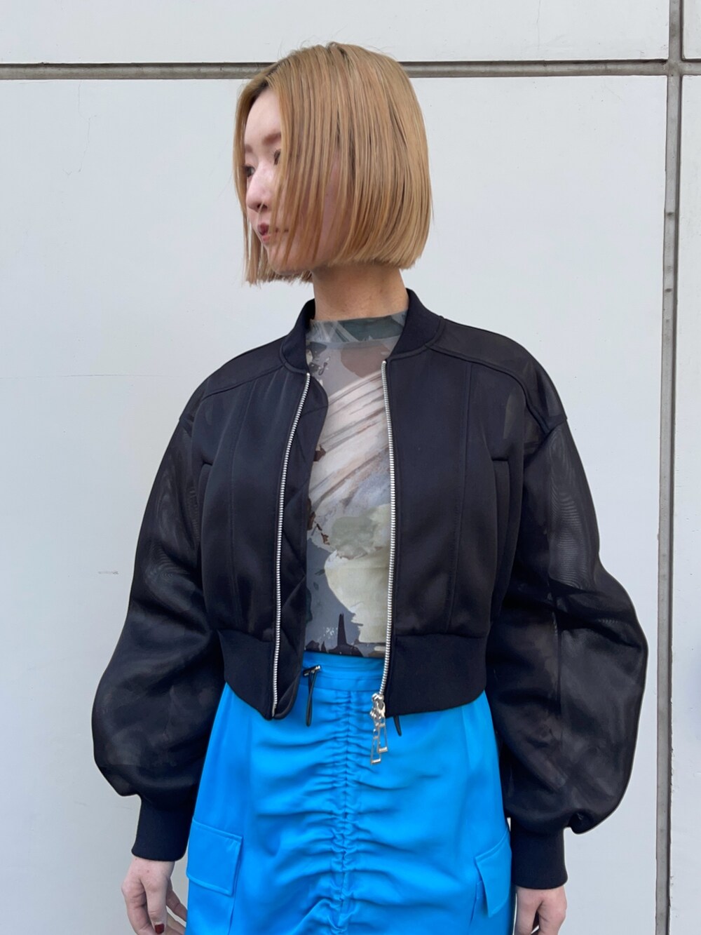 ブラック系のブルゾンを着用したレディースの春コーディネートの5枚目の写真