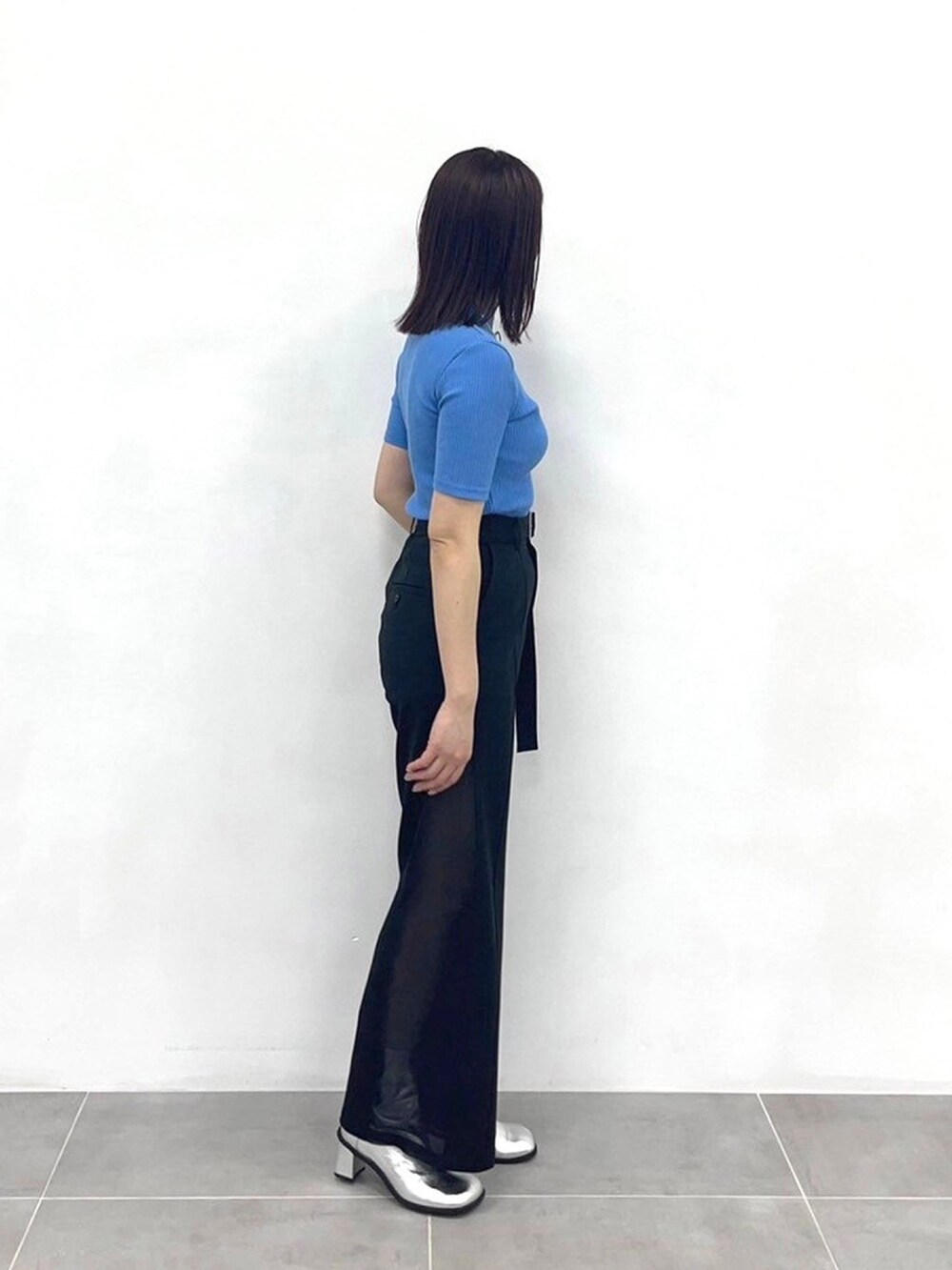 ブルー系のTシャツ/カットソー、ブラック系のその他パンツを着用したレディースの春コーディネートの4枚目の写真