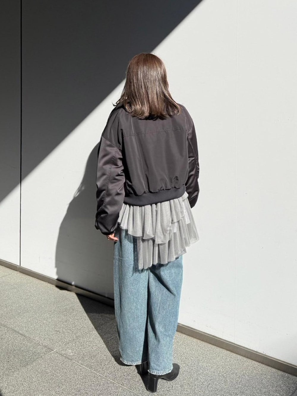 ブラック系のブルゾン、グレー系のシャツ/ブラウスを着用したレディースの秋コーディネートの3枚目の写真