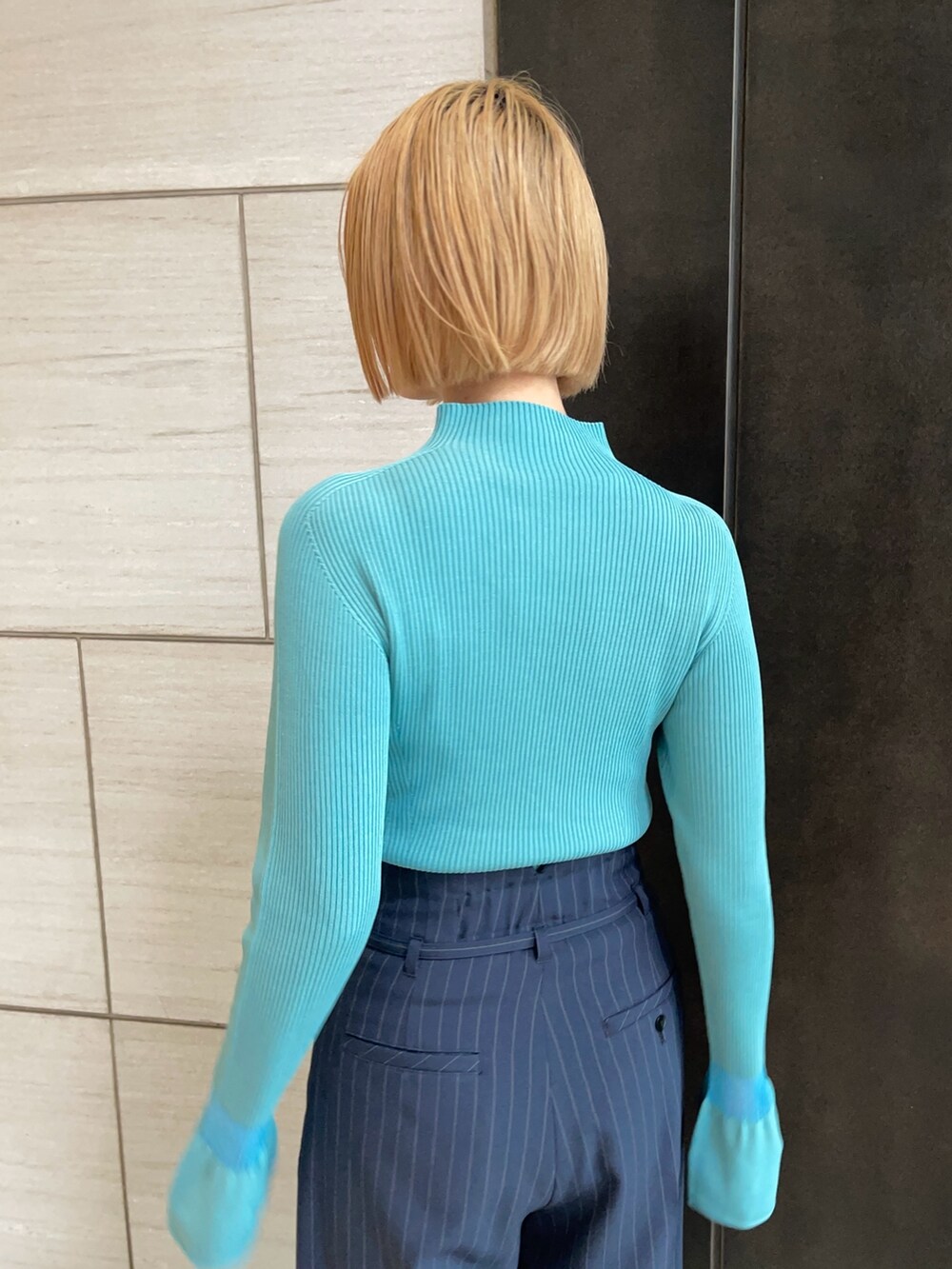 その他のスラックス、ブルー系のニット/セーターを着用したレディースの春コーディネートの5枚目の写真