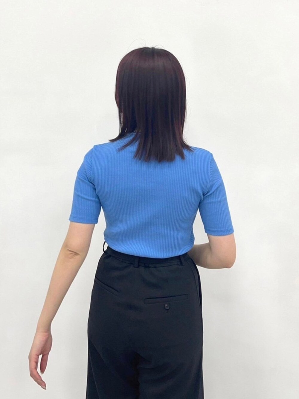 ブルー系のTシャツ/カットソー、ブラック系のその他パンツを着用したレディースの春コーディネートの6枚目の写真