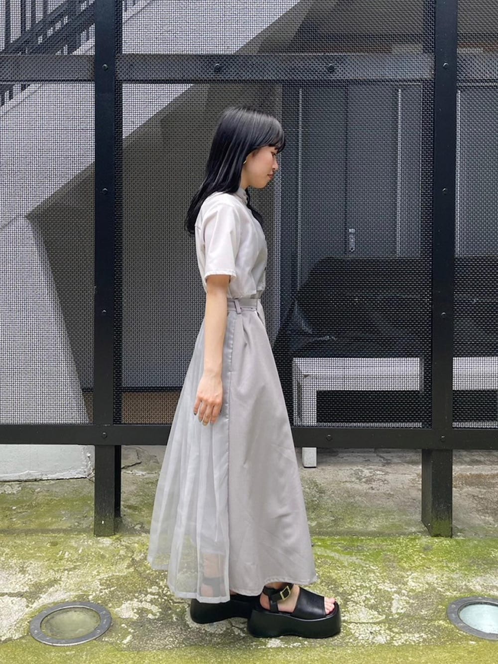 ホワイト系のシャツワンピースを着用したレディースの春コーディネートの2枚目の写真