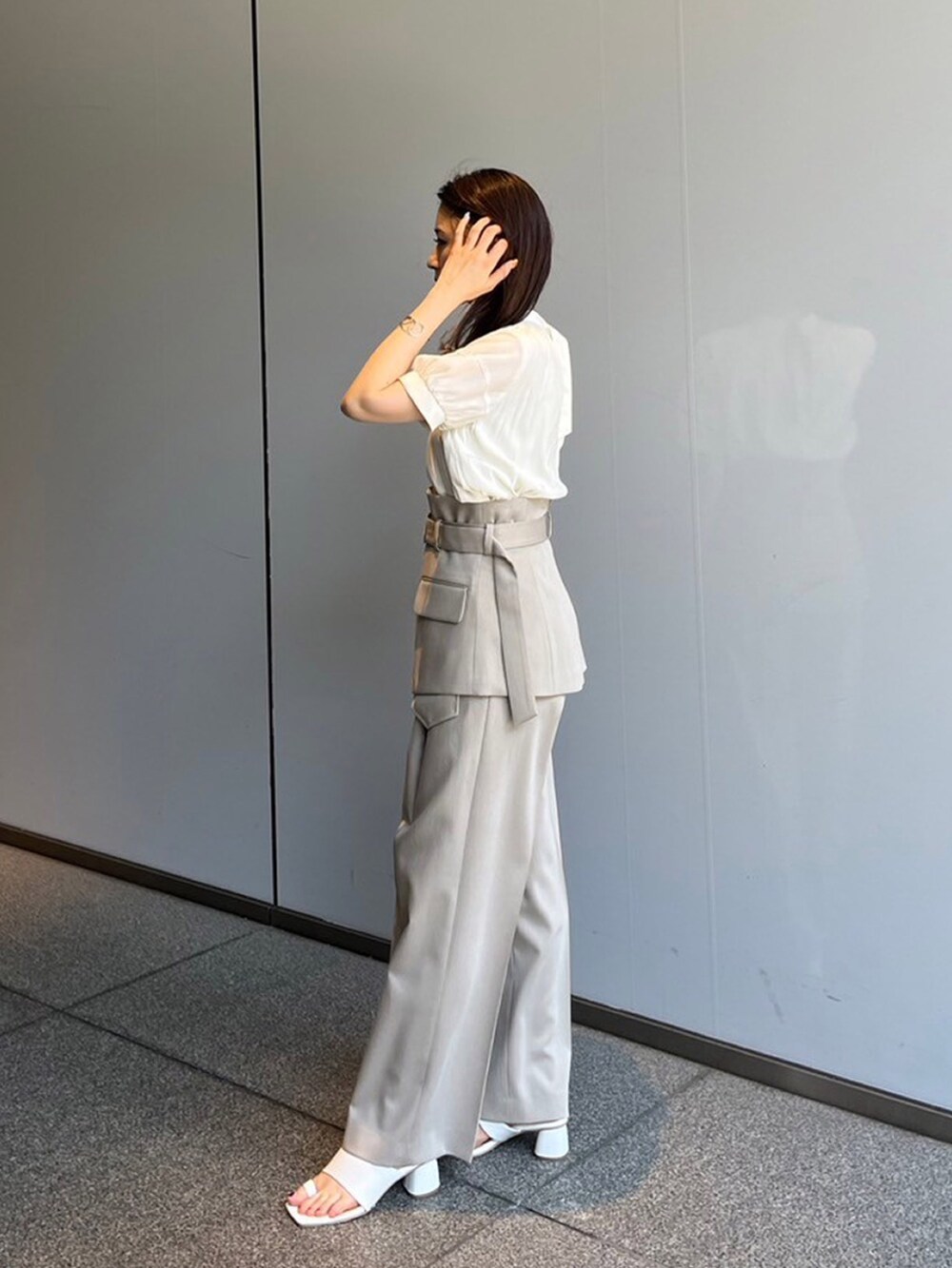 ベージュ系のシャツ/ブラウス、ベージュ系のその他パンツを着用したレディースの夏コーディネートの2枚目の写真