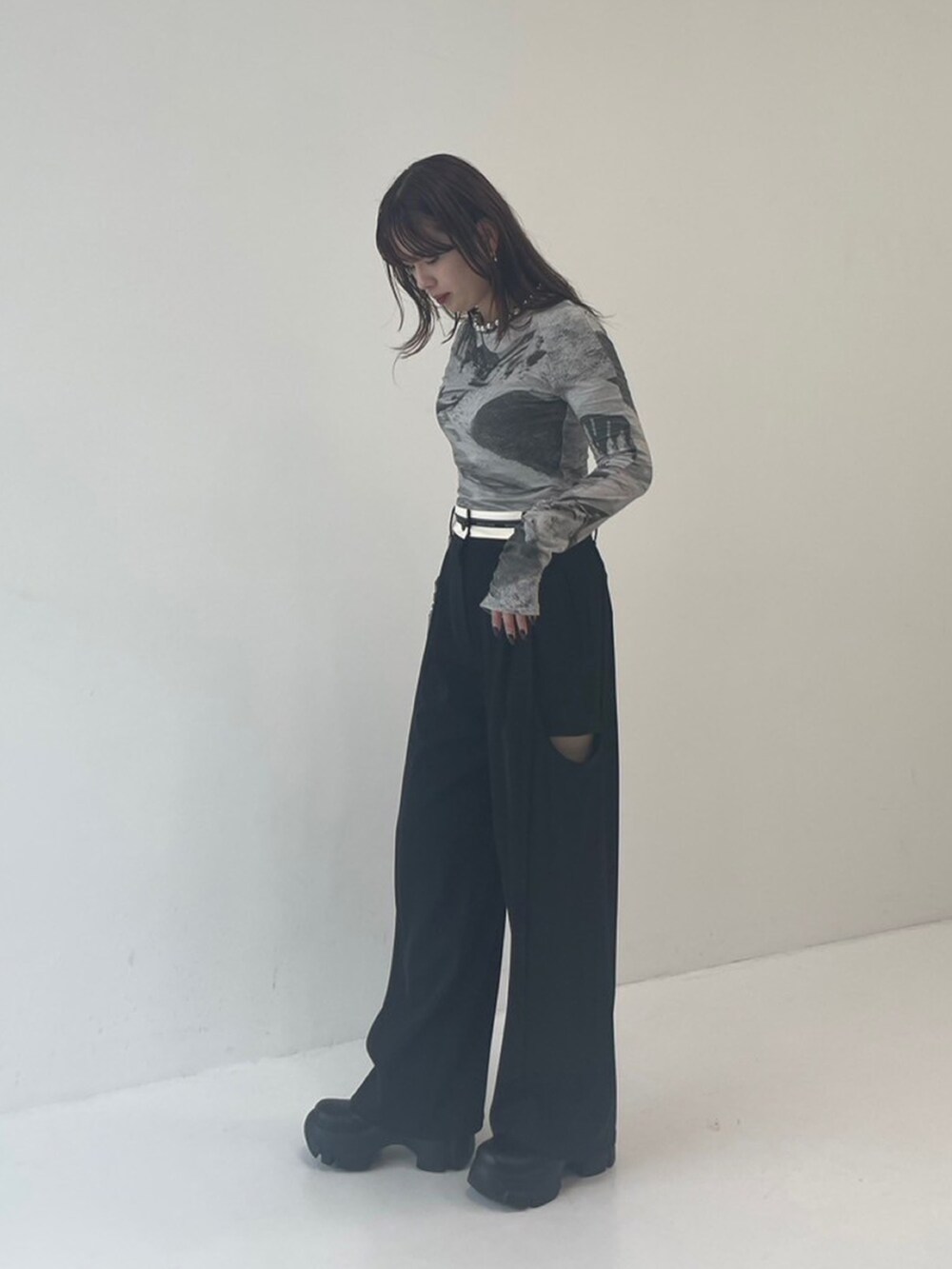 ブラック系のその他パンツを着用したレディースの秋コーディネートの2枚目の写真